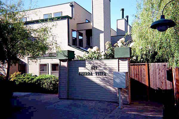 Sign.jpg (86532 bytes)